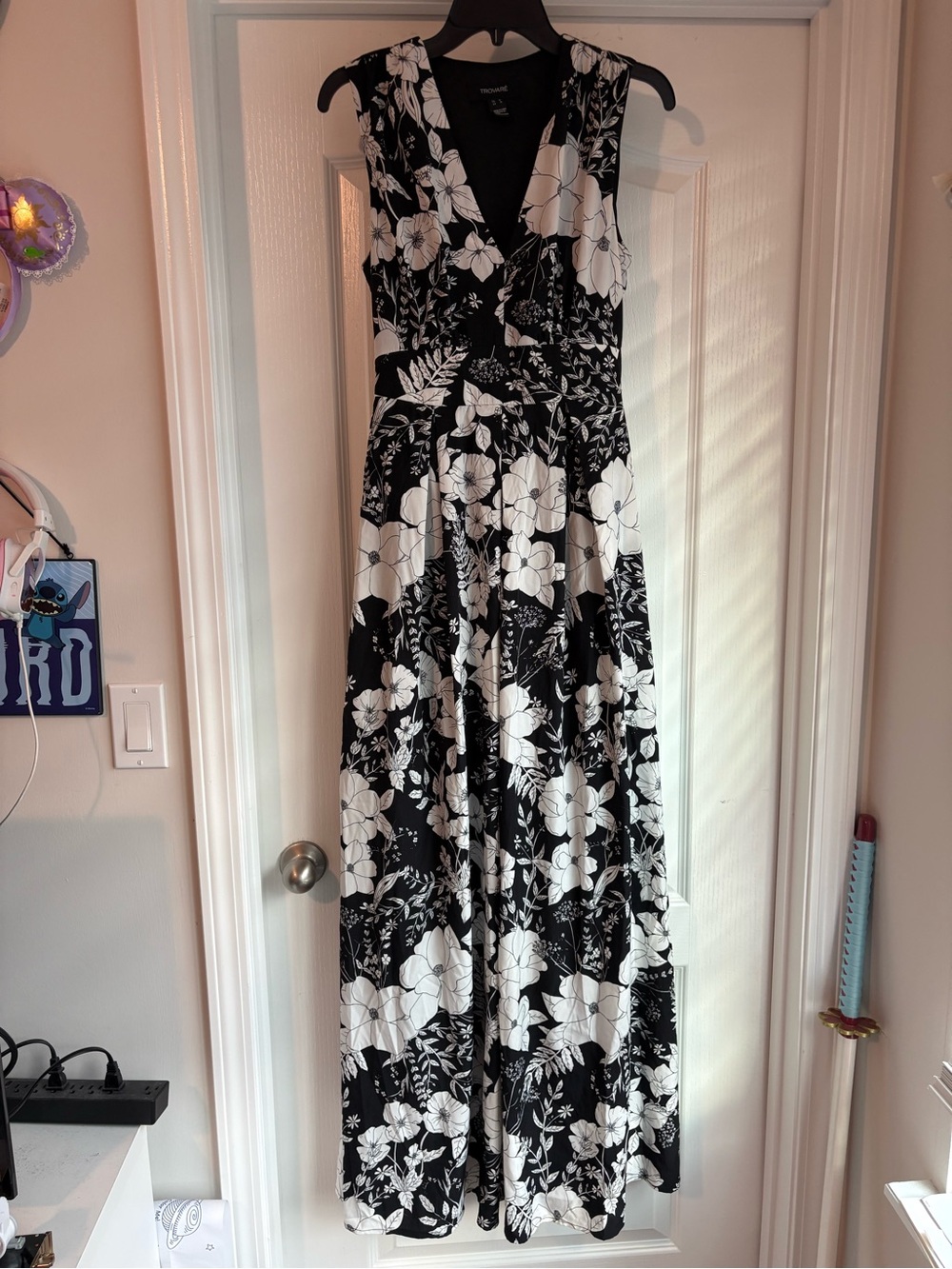 Sleeveless Black & White Floral V-Neck Maxi Dress